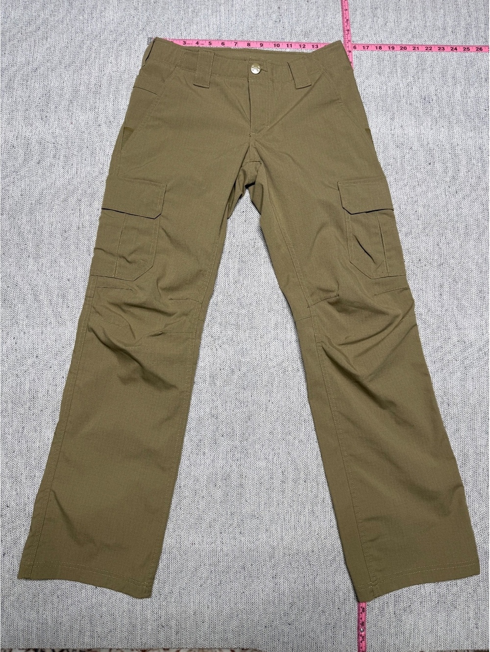 Under Armour Loose Fit Cargo Pants Size 6 in Khaki